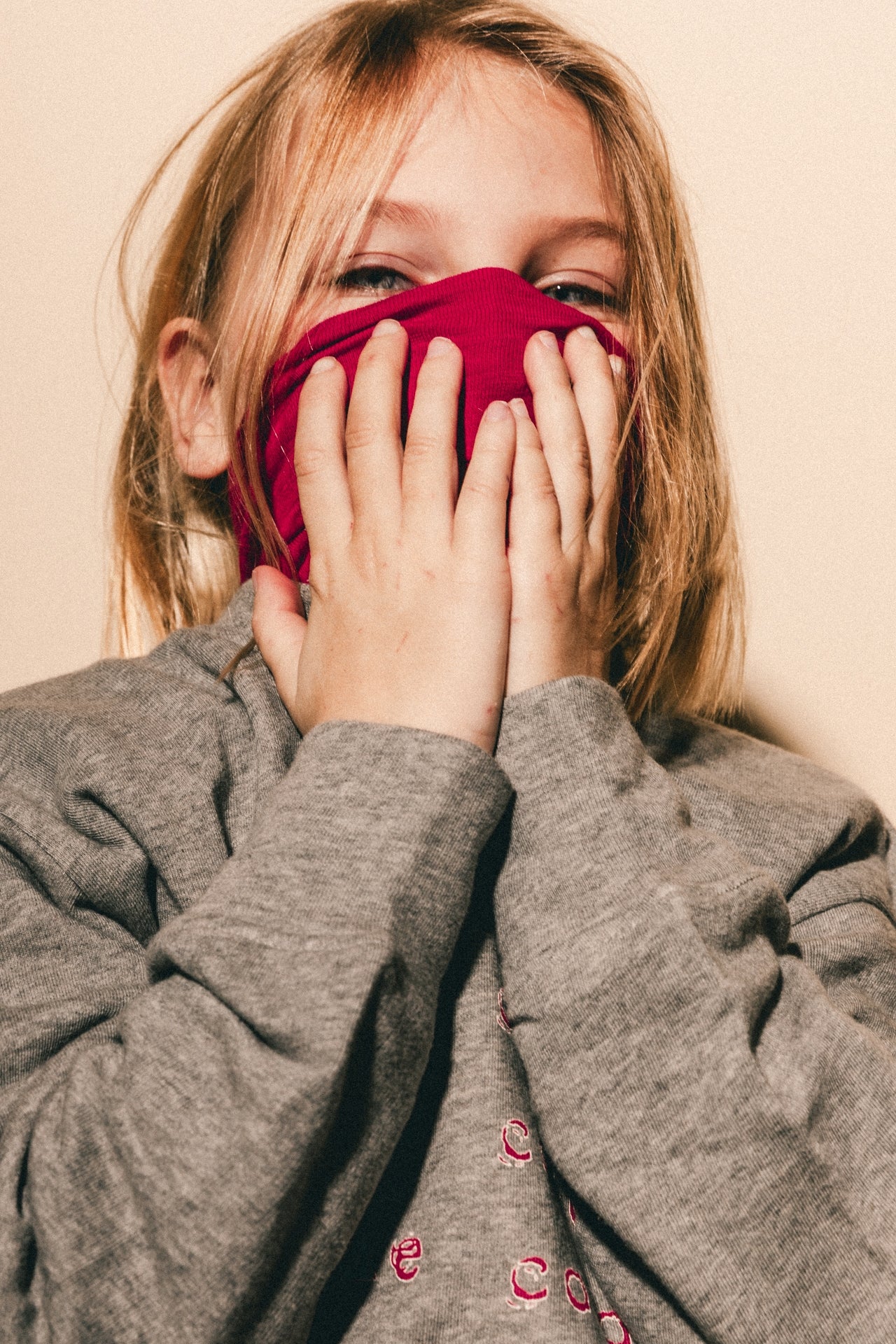 Rood aangesloten colletje met logo Zama